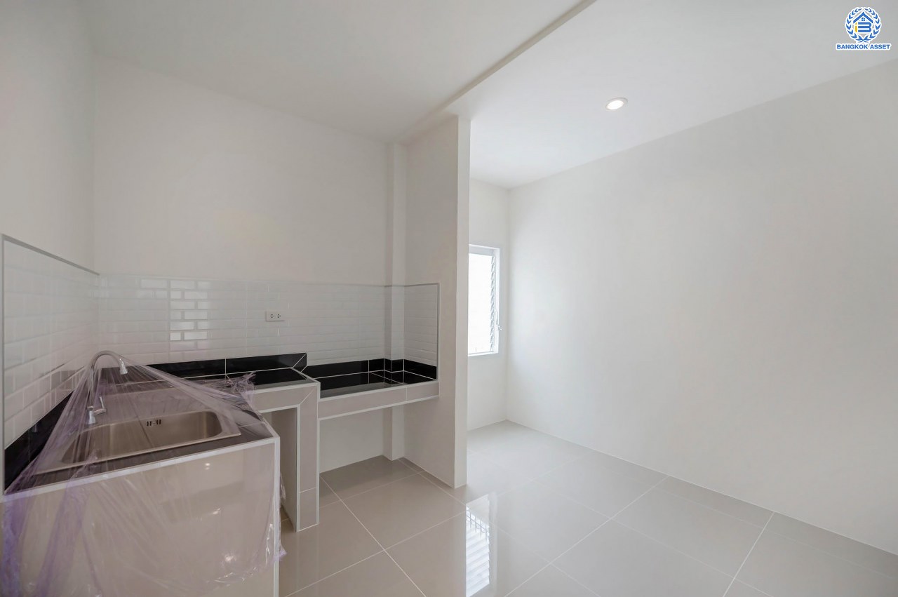 บ้านมือสองตกแต่งใหม่ โครงการ อนันตธารา ทวีวัฒนา เนื้อที่ 60 ตร.ว. พื้นที่ใช้สอย 166 ตร.ม. ฟังก์ชันจัดเต็ม 3 ห้องนอน 3 ห้องน้ำ จอดรถได้ 2 คัน ตอบโจทย์ทุกการเดินทาง บนทำเลศักยภาพ ติดถนนบรมราชชนนี เชื่อมต่อทางคู่ขนานลอยฟ้า ใกล้รถไฟฟ้าสายสีน้ำเงิน "สถานีบางพลัด"